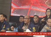 Jajaran penyidik Bareskrim Polri saat menata barang bukti sitaan berupa tumpukan uang tunai senilai Rp 10 miliar pecahan ratusan ribu dan puluhan gawai milik sindikat judi online Ujangbet.