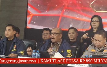 Jajaran penyidik Bareskrim Polri saat menata barang bukti sitaan berupa tumpukan uang tunai senilai Rp 10 miliar pecahan ratusan ribu dan puluhan gawai milik sindikat judi online Ujangbet.