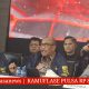 Jajaran penyidik Bareskrim Polri saat menata barang bukti sitaan berupa tumpukan uang tunai senilai Rp 10 miliar pecahan ratusan ribu dan puluhan gawai milik sindikat judi online Ujangbet.