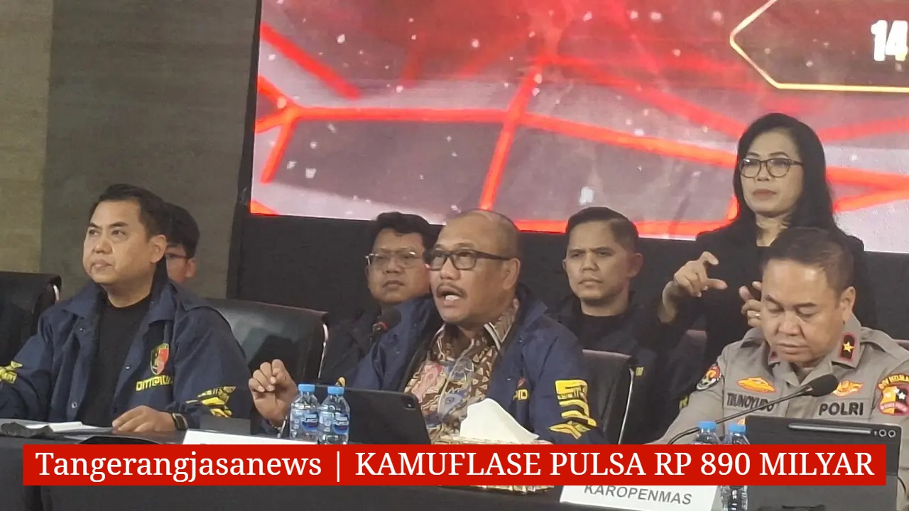 Jajaran penyidik Bareskrim Polri saat menata barang bukti sitaan berupa tumpukan uang tunai senilai Rp 10 miliar pecahan ratusan ribu dan puluhan gawai milik sindikat judi online Ujangbet.