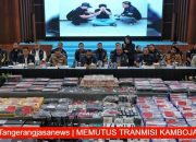 Deretan barang bukti berupa puluhan unit komputer, puluhan kartu ATM, dan uang tunai miliaran rupiah hasil sitaan Bareskrim Polri dari tiga markas judi online di Tangerang.