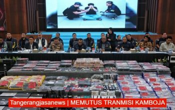 Deretan barang bukti berupa puluhan unit komputer, puluhan kartu ATM, dan uang tunai miliaran rupiah hasil sitaan Bareskrim Polri dari tiga markas judi online di Tangerang.