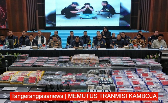Deretan barang bukti berupa puluhan unit komputer, puluhan kartu ATM, dan uang tunai miliaran rupiah hasil sitaan Bareskrim Polri dari tiga markas judi online di Tangerang.