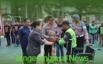 Prosesi penyerahan bantuan kaki palsu secara simbolis oleh Kapolresta Bandara Soetta kepada perwakilan komunitas ojol disabilitas.