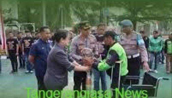 Polresta Bandara Soetta Pasang Kaki Palsu untuk Pengemudi Ojol Disabilitas