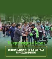 Prosesi penyerahan bantuan kaki palsu secara simbolis oleh Kapolresta Bandara Soetta kepada perwakilan komunitas ojol disabilitas.
