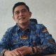 Petugas loket Bapenda Tangsel sedang melayani warga yang mengajukan berkas keringanan pajak daerah.