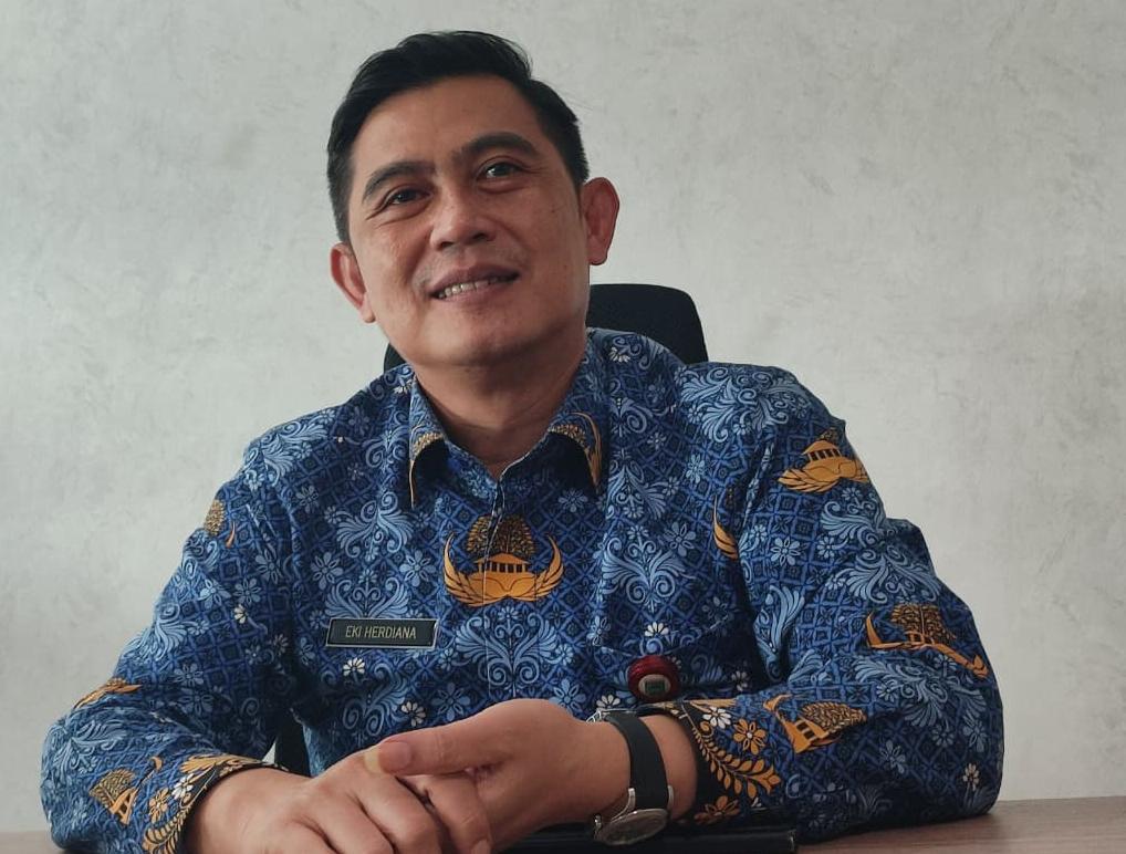 Petugas loket Bapenda Tangsel sedang melayani warga yang mengajukan berkas keringanan pajak daerah.