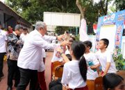 KOLABORASI IMUNITAS DIGITAL: Wali Kota Tangerang Selatan, Benyamin Davnie (tengah), didampingi jajaran pengurus DWP PPATK saat memberikan edukasi penggunaan perangkat digital yang aman dan sehat kepada para siswa di UPTD SDN Cirendeu 03, Rabu (12/8/2026).