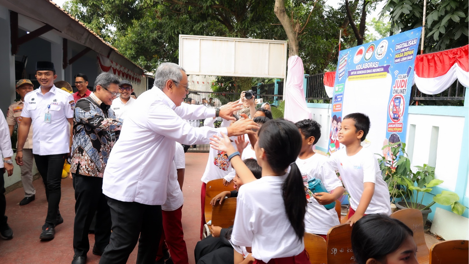 KOLABORASI IMUNITAS DIGITAL: Wali Kota Tangerang Selatan, Benyamin Davnie (tengah), didampingi jajaran pengurus DWP PPATK saat memberikan edukasi penggunaan perangkat digital yang aman dan sehat kepada para siswa di UPTD SDN Cirendeu 03, Rabu (12/8/2026).