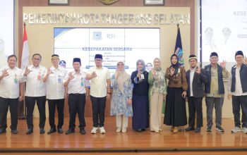 Wakil Wali Kota Tangerang Selatan Pilar Saga Ichsan saat berjabat tangan dengan jajaran direksi Bank Syariah Indonesia (BSI) pasca-penandatanganan nota kesepahaman (MoU) pemberdayaan ekonomi umat.