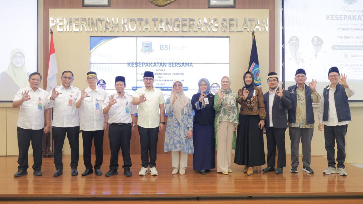 Wakil Wali Kota Tangerang Selatan Pilar Saga Ichsan saat berjabat tangan dengan jajaran direksi Bank Syariah Indonesia (BSI) pasca-penandatanganan nota kesepahaman (MoU) pemberdayaan ekonomi umat.