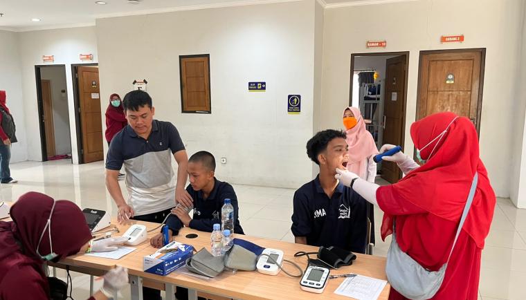 Pelaksanaan pemeriksaan foto rontgen dada (X-Ray) portabel pada siswa Sekolah Rakyat di Kabupaten Tangerang.