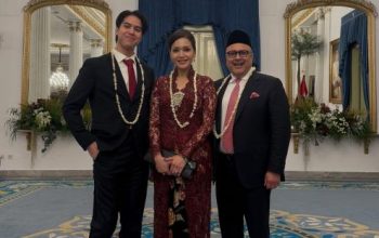 Potret El Rumi bersama Maia Estianty dan Irwan Mussry dalam balutan busana formal di Istana Merdeka.