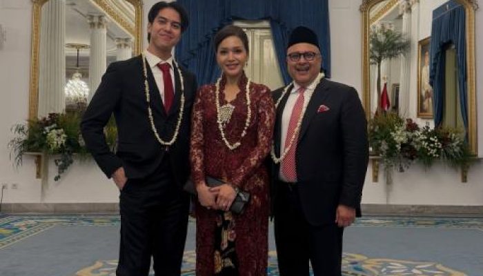 El Rumi Rayakan HUT RI ke-81 Bersama Keluarga Tanpa Syifa Hadju