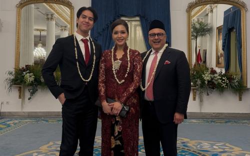 Potret El Rumi bersama Maia Estianty dan Irwan Mussry dalam balutan busana formal di Istana Merdeka.