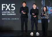Bentuk fisik kamera full-frame Sony FX5 Cinema Line yang dipasangi XLR handle dan lensa premium, memperlihatkan desain bodi kompak bertipe flat-top.
