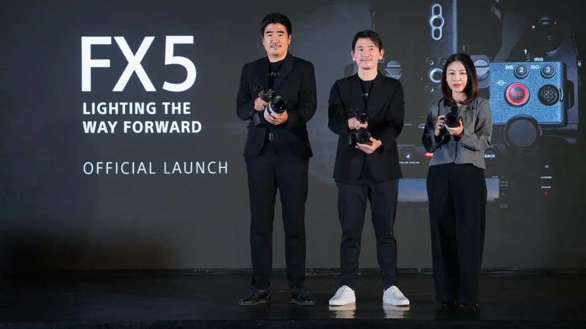 Bentuk fisik kamera full-frame Sony FX5 Cinema Line yang dipasangi XLR handle dan lensa premium, memperlihatkan desain bodi kompak bertipe flat-top.