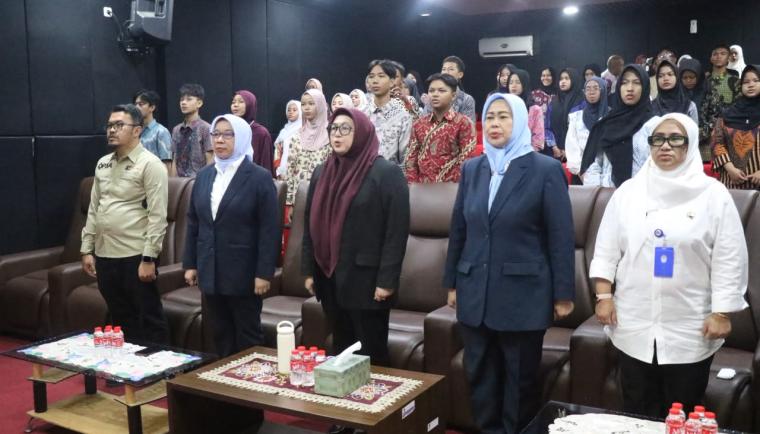 Wakil Bupati Tangerang Intan Nurul Hikmah saat memberikan arahan substantif di hadapan puluhan pengurus Forum Anak Kabupaten Tangerang dalam agenda diklat kesadaran hukum.