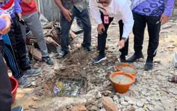 RESTORASI HUNIAN PASCA-BENCANA: Kepala DBMSDA Kabupaten Tangerang, Iwan Firmansyah (tengah), mewakili Bupati Moch. Maesyal Rasyid, memimpin prosesi peletakan batu pertama program Bedah Rumah (BSPS) untuk Ibu Laila di Kecamatan Gunung Kaler, Jumat (14/8/2026).