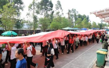 Ribuan pemuda Banten membentangkan bendera Merah Putih sepanjang 81 meter dalam Kirab Kebangsaan menuju Taman Elektrik, Kota Tangerang.