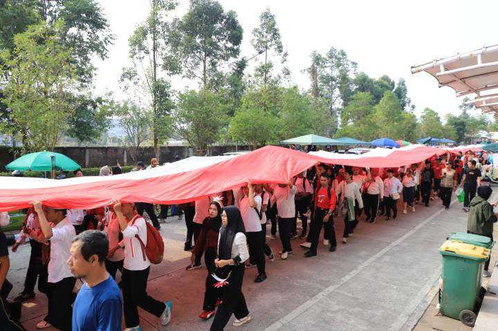Ribuan pemuda Banten membentangkan bendera Merah Putih sepanjang 81 meter dalam Kirab Kebangsaan menuju Taman Elektrik, Kota Tangerang.