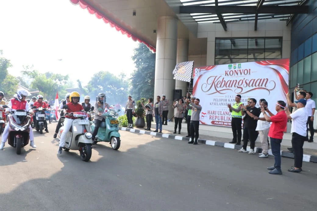 Iring-iringan ratusan pengendara motor dari berbagai komunitas mengibarkan bendera Merah Putih di jalanan Kota Tangerang.