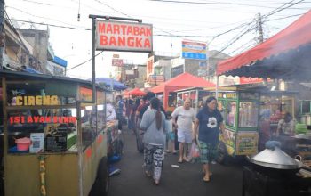 Suasana deretan gerobak pedagang kaki lima dan aktivitas warga yang memadati kawasan wisata kuliner pusaka Pasar Lama Kota Tangerang menjelang malam hari.