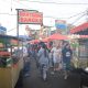 Suasana deretan gerobak pedagang kaki lima dan aktivitas warga yang memadati kawasan wisata kuliner pusaka Pasar Lama Kota Tangerang menjelang malam hari.