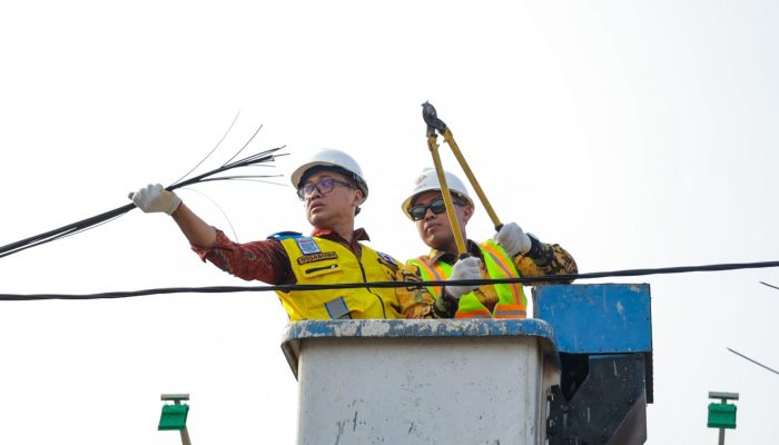 Pemkot Tangsel Potong dan Sita Kabel Fiber Optik Ilegal Milik Provider Raksasa di Ciputat