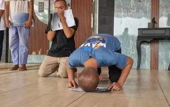 Ekspresi haru narapidana saat melakukan sujud syukur setelah dinyatakan bebas langsung pada upacara penyerahan remisi HUT RI.