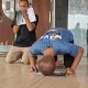 Ekspresi haru narapidana saat melakukan sujud syukur setelah dinyatakan bebas langsung pada upacara penyerahan remisi HUT RI.