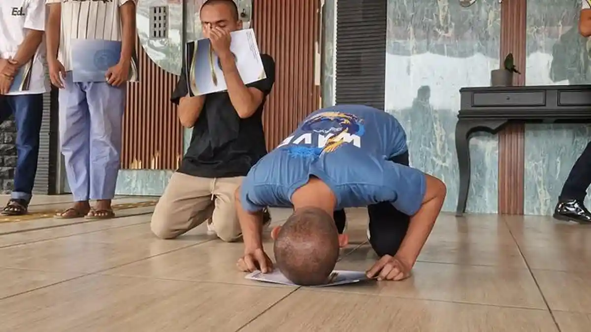 Ekspresi haru narapidana saat melakukan sujud syukur setelah dinyatakan bebas langsung pada upacara penyerahan remisi HUT RI.