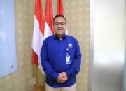 Petugas teknis Perumda Tirta Benteng Kota Tangerang saat melakukan pemasangan meteran dan instalasi pipa air bersih perpipaan ke salah satu rumah warga pelanggan baru.