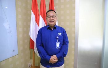 Petugas teknis Perumda Tirta Benteng Kota Tangerang saat melakukan pemasangan meteran dan instalasi pipa air bersih perpipaan ke salah satu rumah warga pelanggan baru.