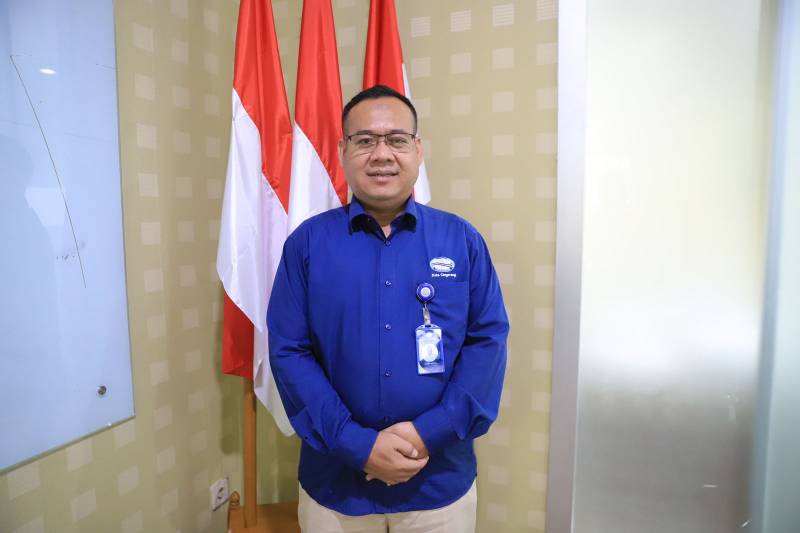 Petugas teknis Perumda Tirta Benteng Kota Tangerang saat melakukan pemasangan meteran dan instalasi pipa air bersih perpipaan ke salah satu rumah warga pelanggan baru.