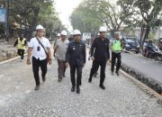 Wali Kota Tangerang H. Sachrudin bersama Kepala Dinas PUPR Taufik Syahzaeni saat meninjau langsung proyek rekonstruksi dan perbaikan Jalan M. Toha, Karawaci, yang menjadi jalur logistik dan mobilitas padat penduduk.