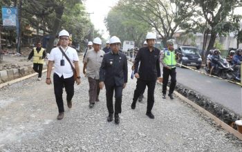 Wali Kota Tangerang H. Sachrudin bersama Kepala Dinas PUPR Taufik Syahzaeni saat meninjau langsung proyek rekonstruksi dan perbaikan Jalan M. Toha, Karawaci, yang menjadi jalur logistik dan mobilitas padat penduduk.