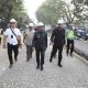 Wali Kota Tangerang H. Sachrudin bersama Kepala Dinas PUPR Taufik Syahzaeni saat meninjau langsung proyek rekonstruksi dan perbaikan Jalan M. Toha, Karawaci, yang menjadi jalur logistik dan mobilitas padat penduduk.