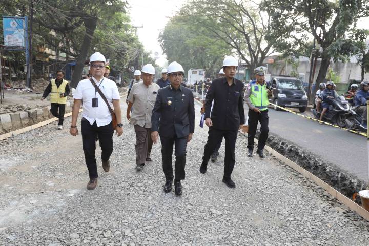Wali Kota Tangerang H. Sachrudin bersama Kepala Dinas PUPR Taufik Syahzaeni saat meninjau langsung proyek rekonstruksi dan perbaikan Jalan M. Toha, Karawaci, yang menjadi jalur logistik dan mobilitas padat penduduk.