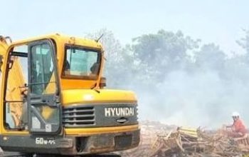 etugas BPBD menyemprotkan air ke arah gunungan sampah yang mengeluarkan asap pekat membubung tinggi.