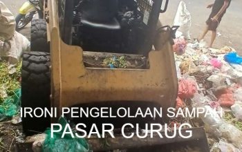 Loader tua dengan kondisi karat dan aus sedang memindahkan tumpukan sampah di area pembuangan Pasar Curug.