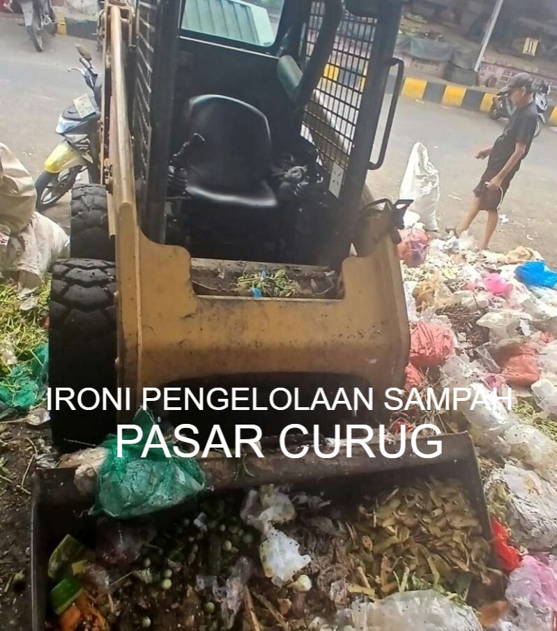Loader tua dengan kondisi karat dan aus sedang memindahkan tumpukan sampah di area pembuangan Pasar Curug.