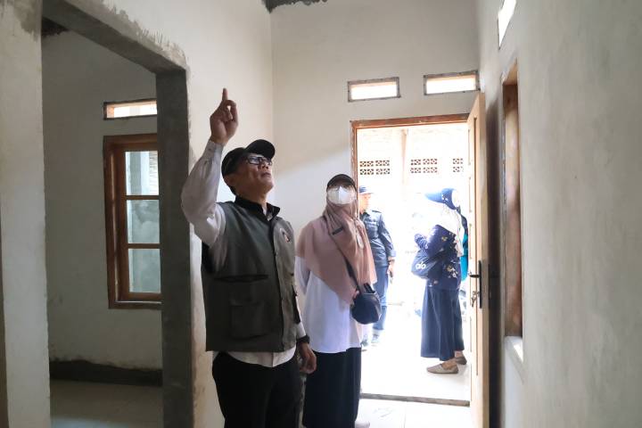 Program bedah rumah Pemkot Tangerang mengubah rumah tidak layak huni menjadi hunian layak bagi keluarga di Karawaci