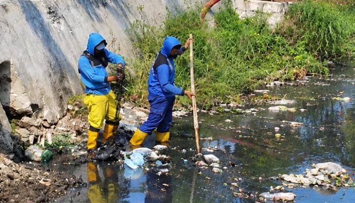 Sampah Menumpuk di Saluran Irigasi Sipon, Pemkot Tangerang Turunkan Petugas hingga Dua Pekan