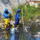 Petugas Pemkot Tangerang membersihkan tumpukan sampah di Saluran Irigasi Sipon, Cipondoh