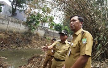 Wali Kota Tangerang H. Sachrudin bersama Kepala Dinas PUPR Taufik Syahzeni saat meninjau proyek normalisasi dan pembangunan turap di bantaran Sungai Cantiga Karang Tengah.