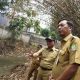 Wali Kota Tangerang H. Sachrudin bersama Kepala Dinas PUPR Taufik Syahzeni saat meninjau proyek normalisasi dan pembangunan turap di bantaran Sungai Cantiga Karang Tengah.