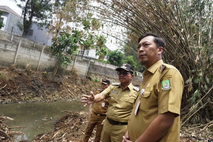 Wali Kota Tangerang H. Sachrudin bersama Kepala Dinas PUPR Taufik Syahzeni saat meninjau proyek normalisasi dan pembangunan turap di bantaran Sungai Cantiga Karang Tengah.