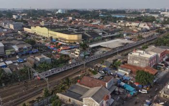 Kawasan Jalan Kiasnawi di sekitar Stasiun Tangerang yang padat dengan mobilitas masyarakat dan area perdagangan.